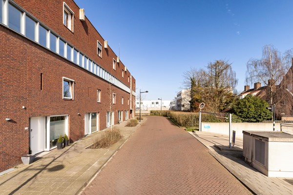 Foto - Te koop: Ruime dubbele benedenwoning met parkeerplaats!